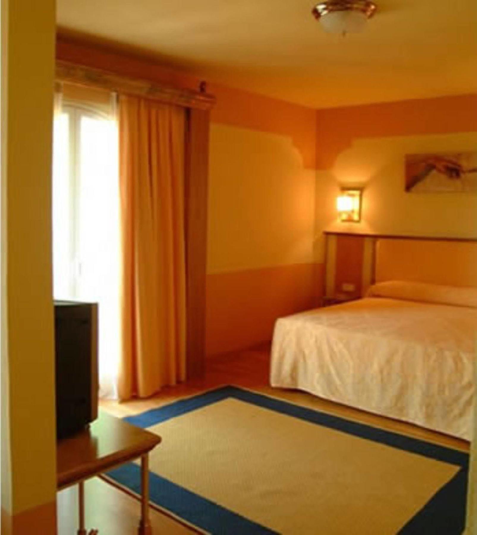 Hotel Fuente Las Piedras Кабра Екстер'єр фото
